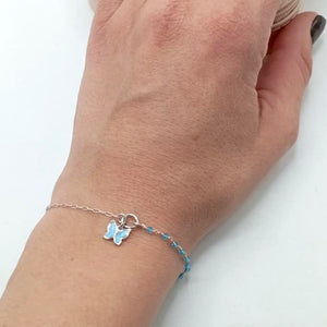 Pulsera de plata fina con colgante mariposa azul foto