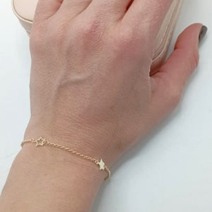 Pulsera de plata fina chapada en oro con charms en forma de estrellas foto
