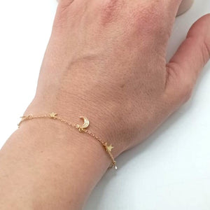 Pulsera de plata fina chapada en oro con colgantes en forma de luna y estrellas foto