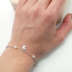 Pulsera de plata fina con colgantes en forma de luna y perlitas foto