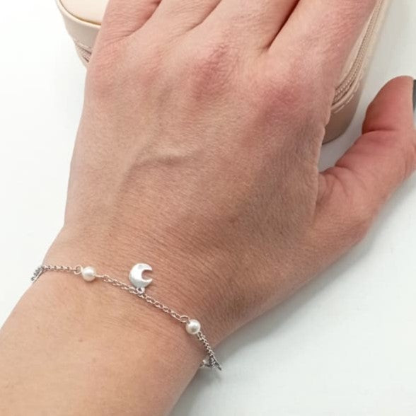 Pulsera de plata fina con colgantes en forma de luna y perlitas foto
