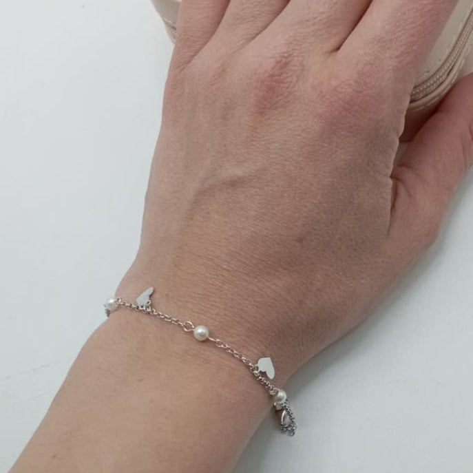 Pulsera de plata fina con colgantes en forma de corazón y perlitas foto