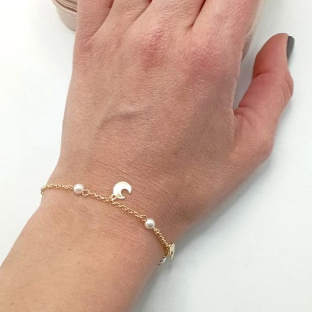 Pulsera de plata fina con colgantes en forma de luna y perlitas chapada en oro foto