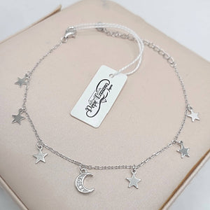 Pulsera de plata fina con estrellas y luna colgando hd