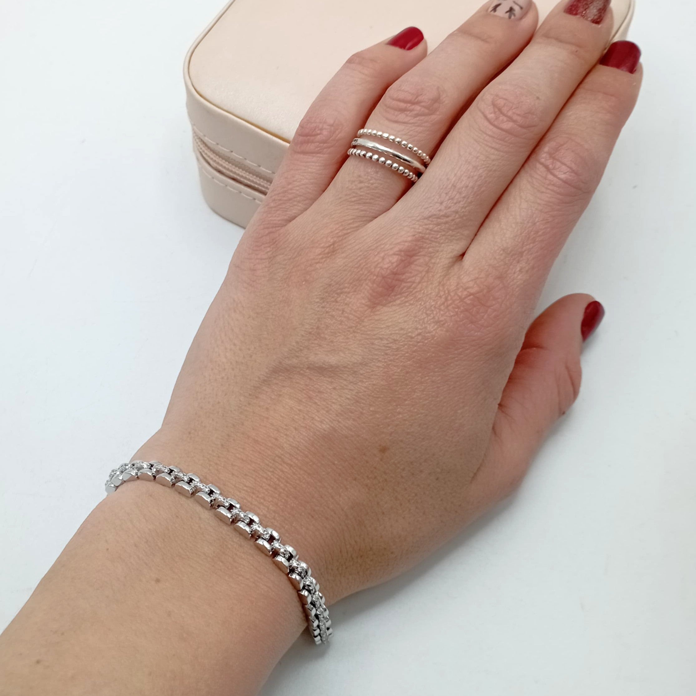 Pulsera de plata fina con eslabones tipo president con circonitas en el centro mano