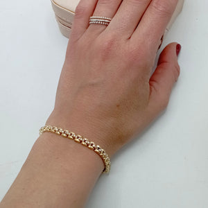 Pulsera de plata fina chapada en oro con eslabones tipo president con circonitas en el centro mano