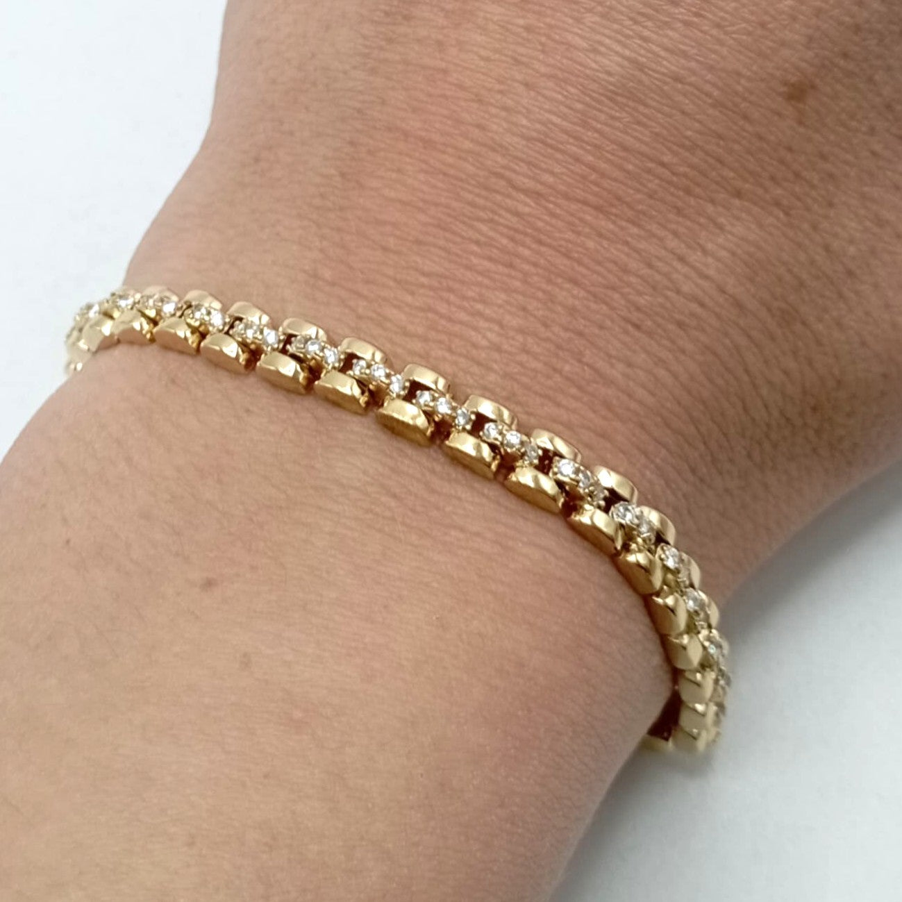 Pulsera de plata fina chapada en oro con eslabones tipo president con circonitas en el centro zoom