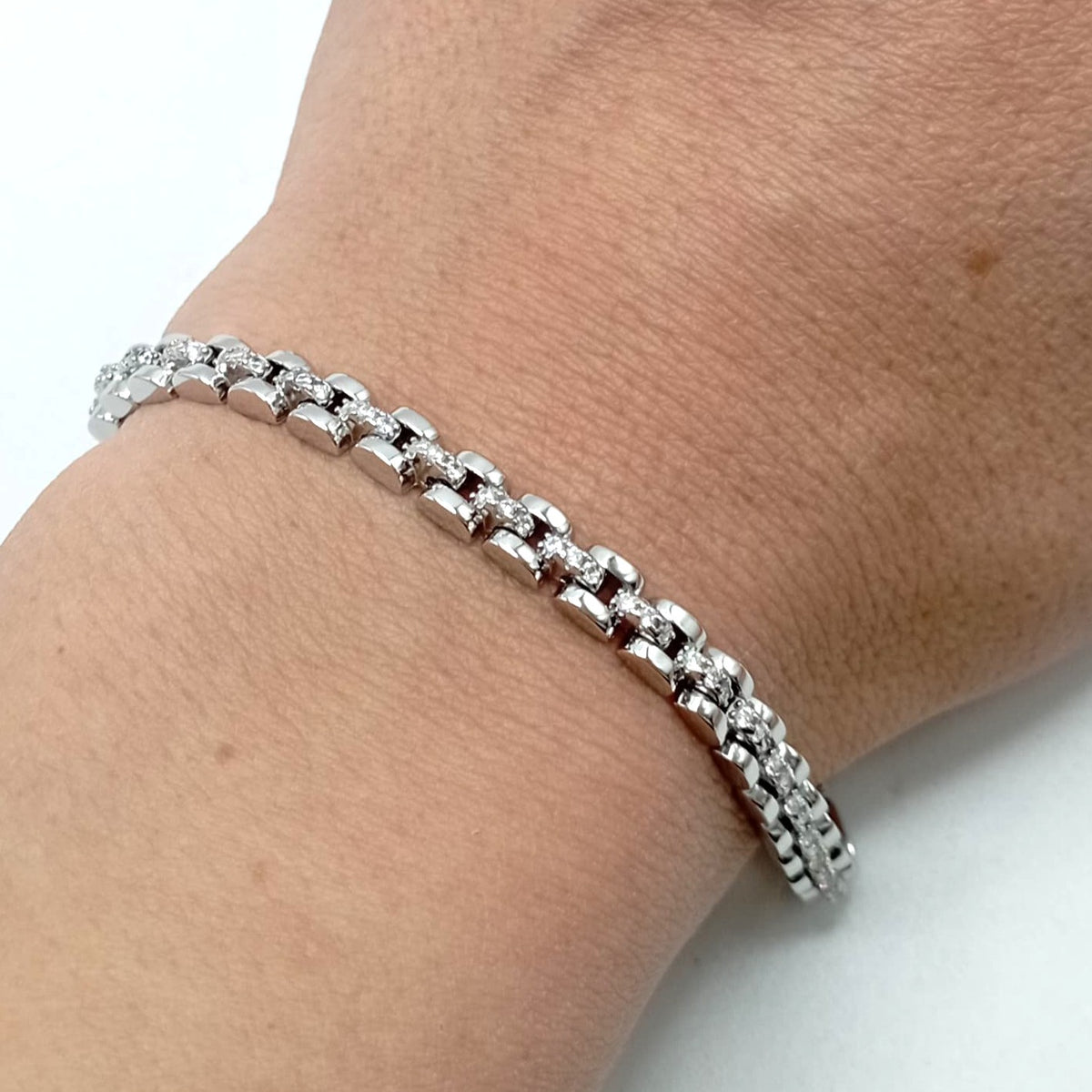 Pulsera de plata fina con eslabones tipo president con circonitas en el centro