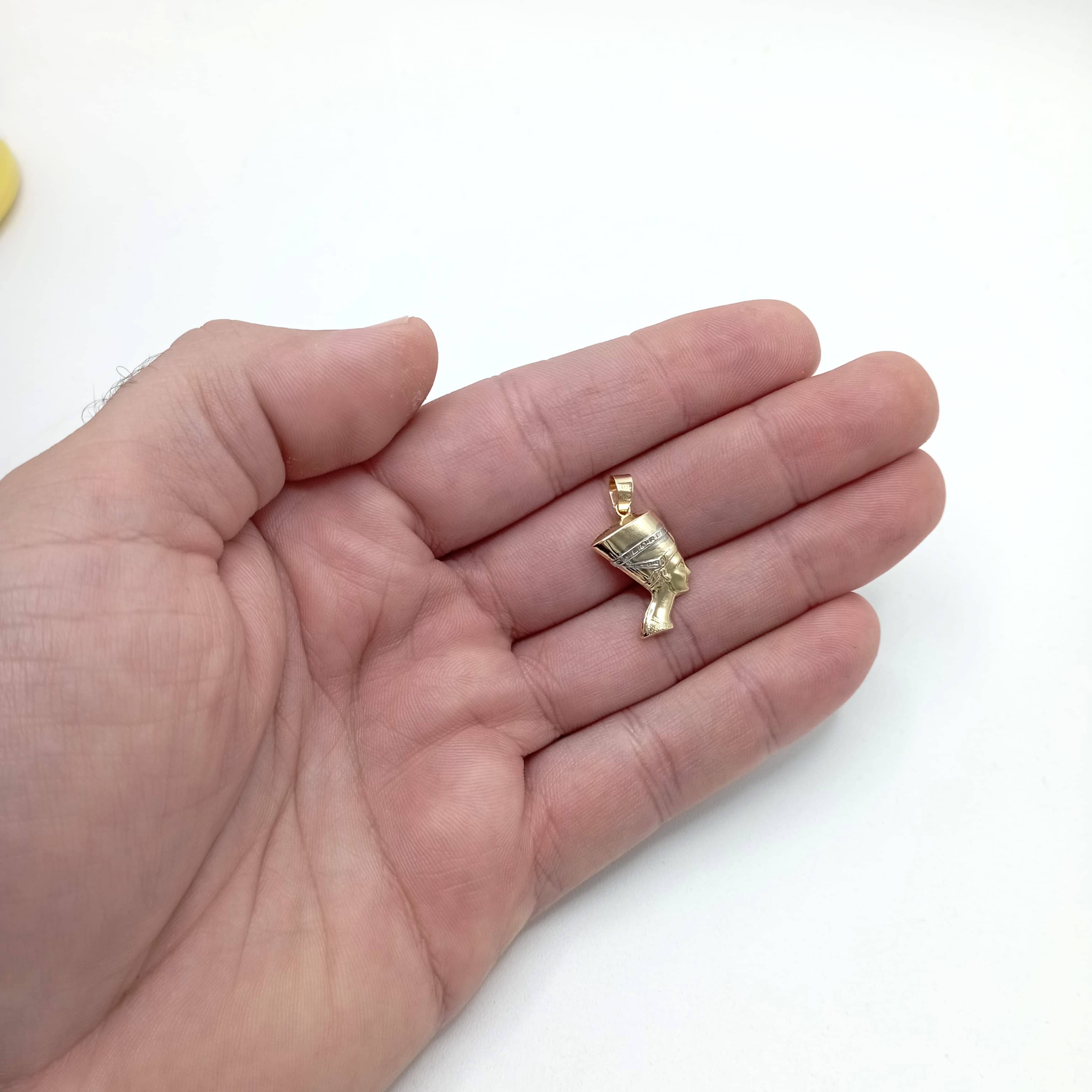 Colgante de oro de ley 18k con la efigie de la reina egipcia Nefertiti mano