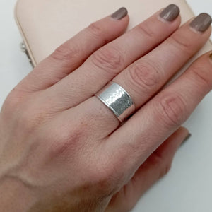 Anillo plata 925 plano diseño martilleado dedo
