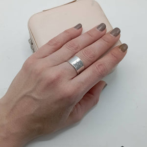 Anillo plata 925 plano diseño martilleado mano