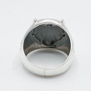 Interior del anillo de plata de ley con runas vikingas y cabeza de lobo