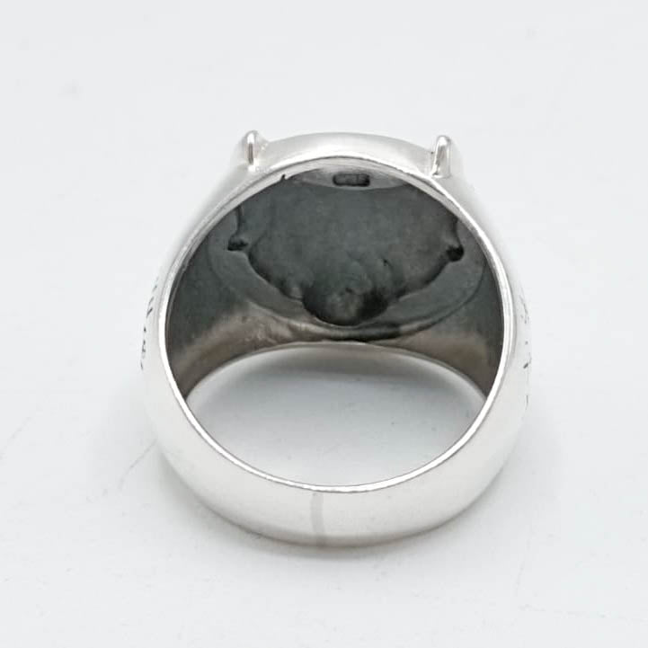 Interior del anillo de plata de ley con runas vikingas y cabeza de lobo