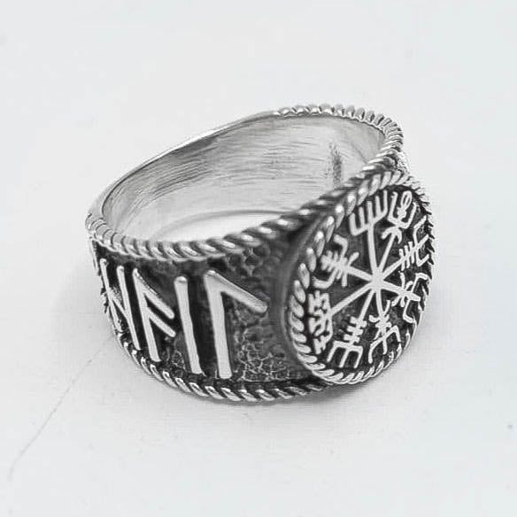 Anillo de plata de ley sello con brújula vikinga y runas, vista lateral con las runas grabadas