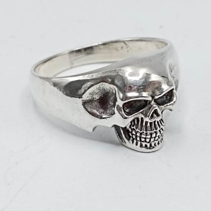 Anillo de plata de ley con calavera para caballero, detalle de la calavera
