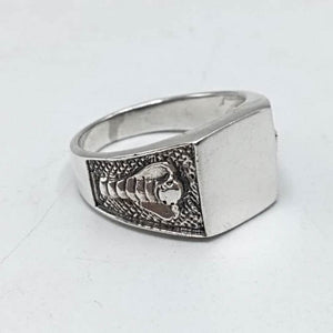 Anillo sello cuadrado de plata de ley con grabado de cobra, vista lateral
