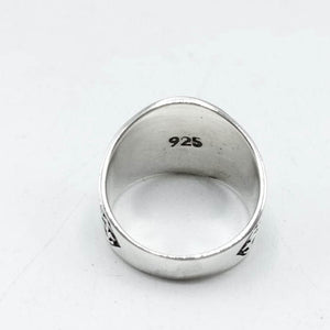 Interior del anillo de plata de ley sello con dibujo de lobo y luna, con el sello 925