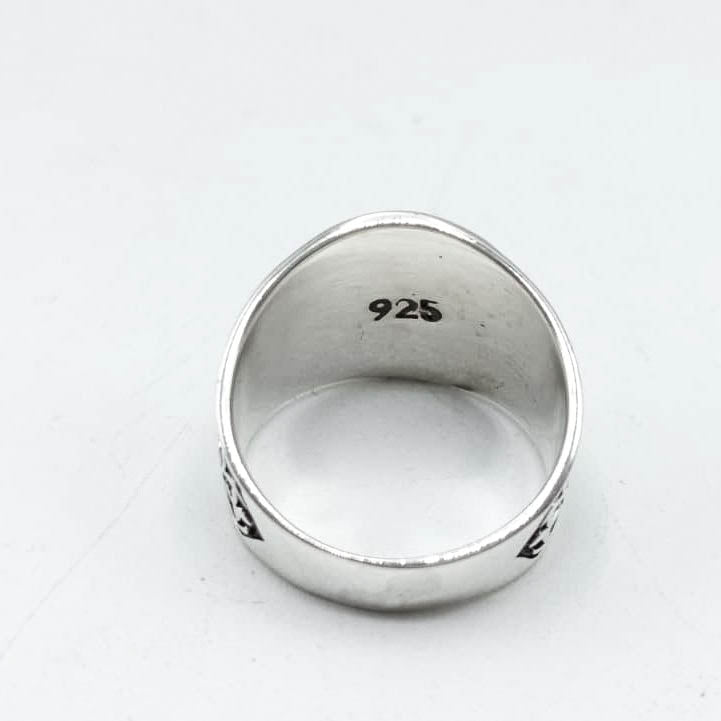 Interior del anillo de plata de ley sello con dibujo de lobo y luna, con el sello 925