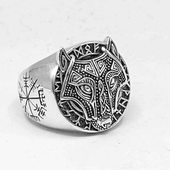 Anillo de plata de ley con runas vikingas y cabeza de lobo, detalle del grabado