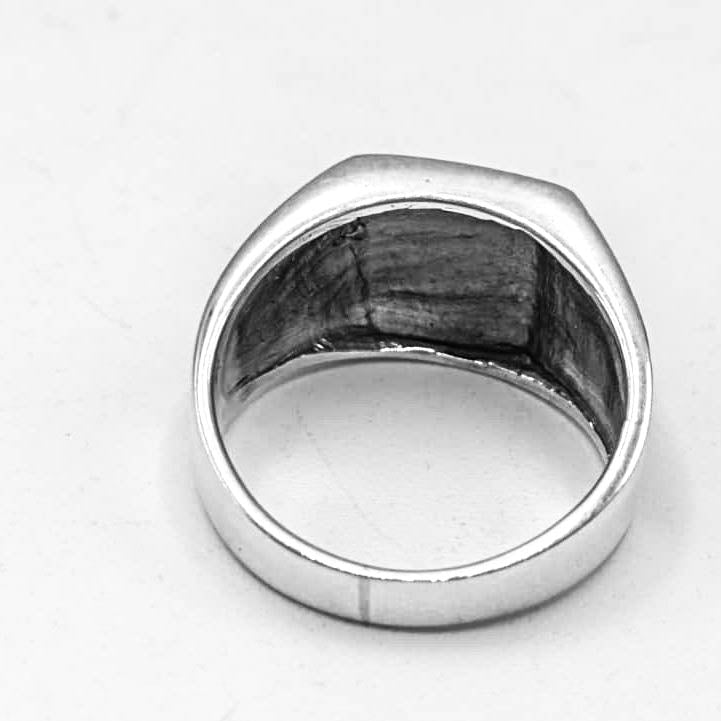 Interior del anillo sello cuadrado de plata de ley con grabado de cobra
