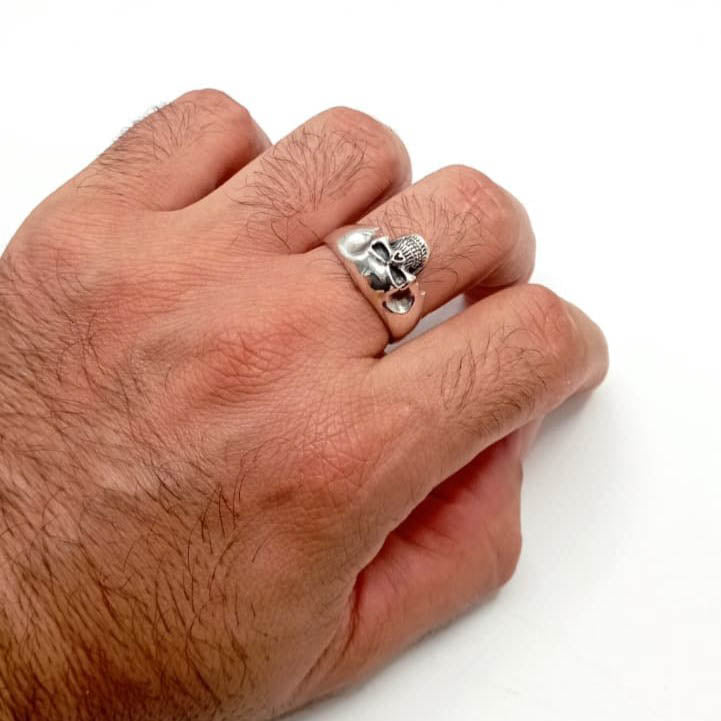 Anillo de plata de ley con calavera para caballero puesto en el dedo