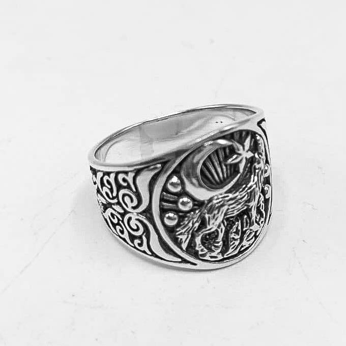 Anillo de plata de ley sello con dibujo de lobo y luna - detalle del grabado