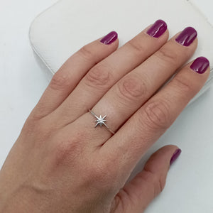 Anillo de estrella con circonita blanca en plata de ley 925 bañada en rodio, puesto en el dedo