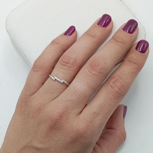 Anillo con circonitas en forma de pico en plata de ley 925 bañada en rodio, puesto en el dedo