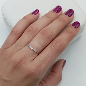 Anillo con circonitas baguette en plata de ley 925 bañada en rodio, puesto en el dedo