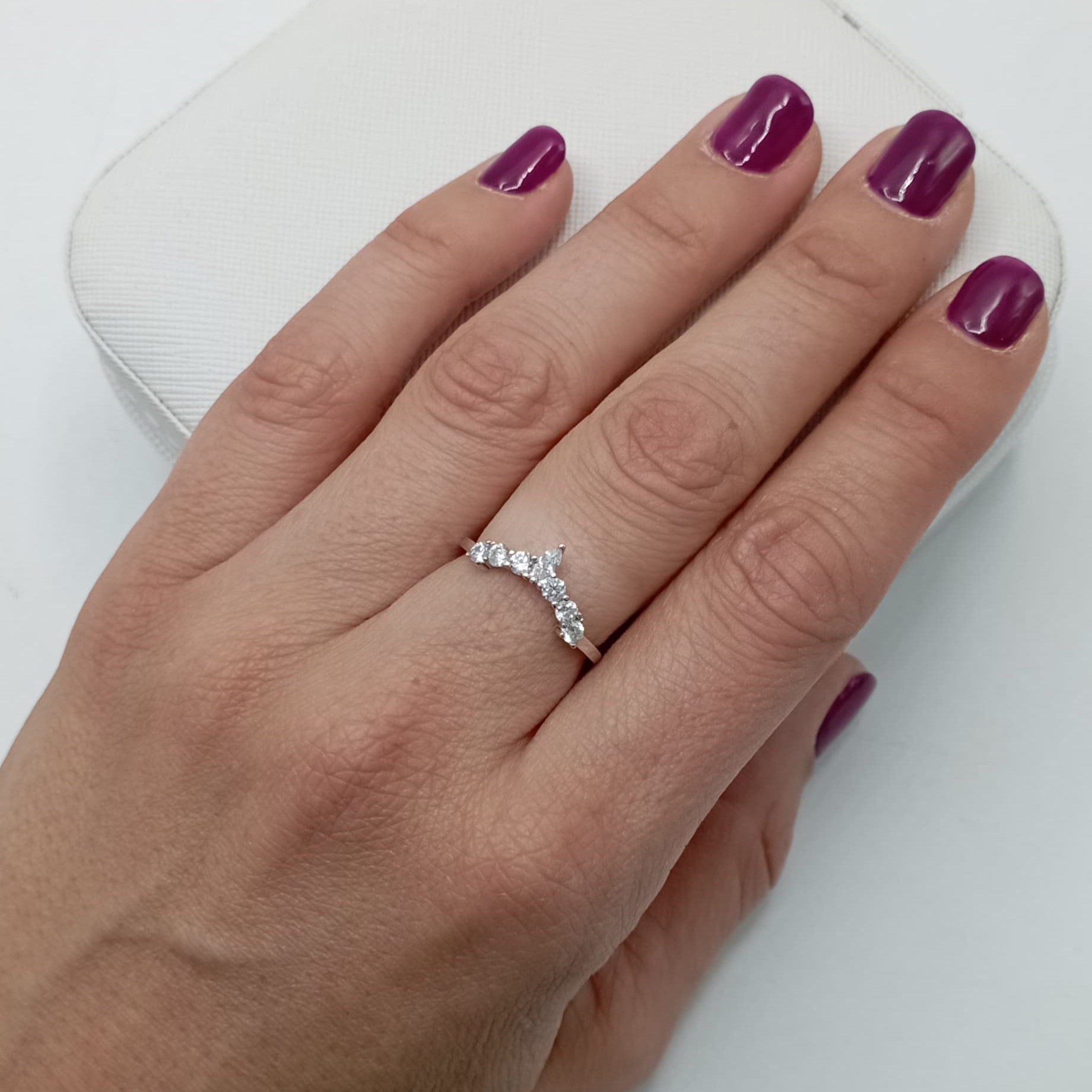 Anillo trepadora de circonitas graduadas en plata de ley 925 bañada en rodio, puesto en el dedo