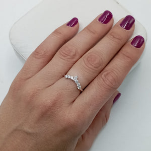 Anillo trepadora de circonitas graduadas en plata de ley 925 bañada en rodio, puesto en el dedo