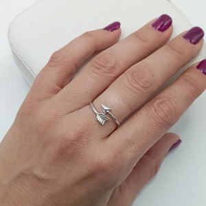 Anillo con forma de flecha en plata de ley 925 bañada en rodio, grosor 2 mm, puesto en el dedo