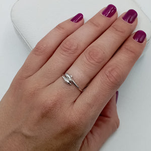 Anillo con diseño de delfín en plata de ley 925 bañada en rodio, puesto en el dedo