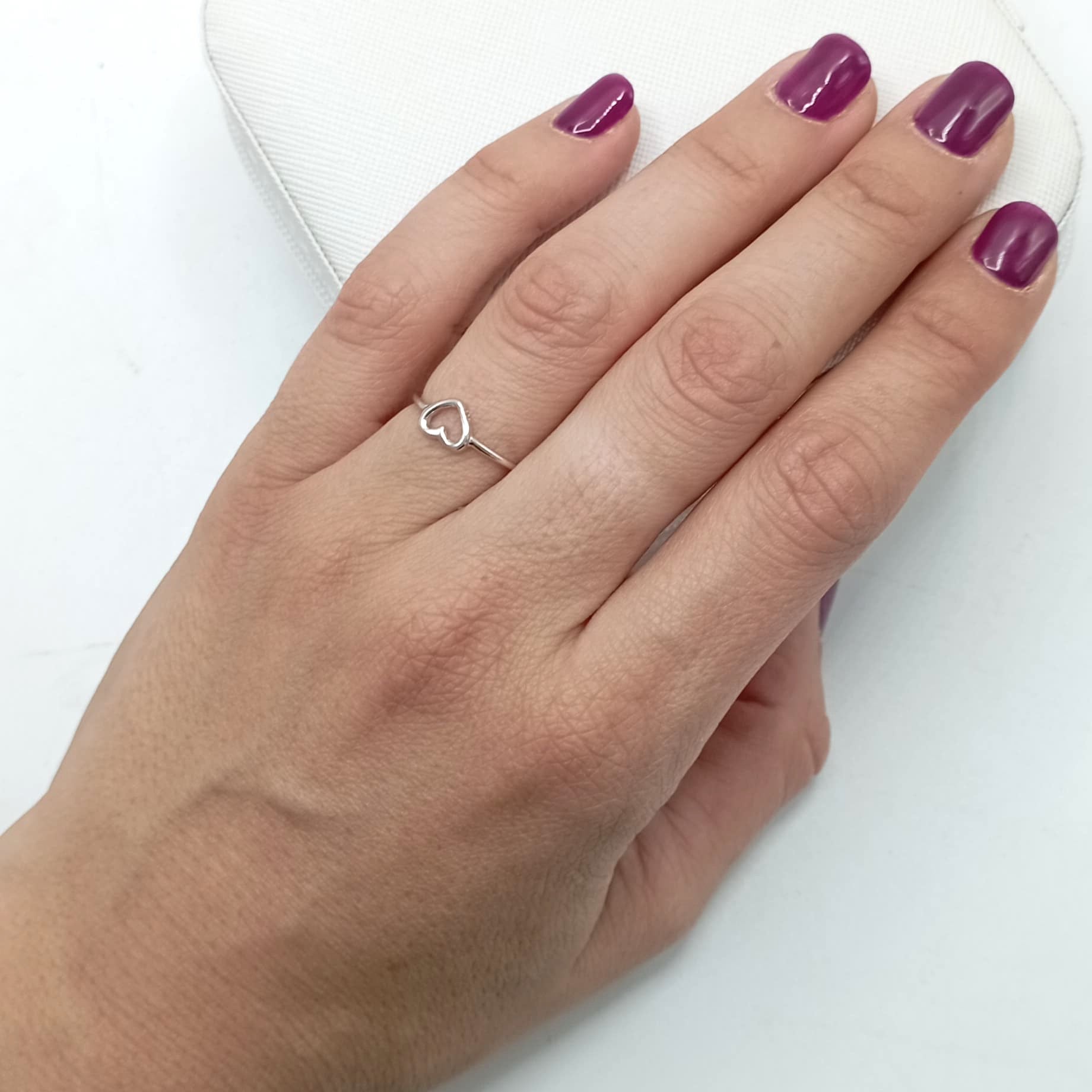 Anillo liso de plata de ley 925 bañada en rodio, grosor 1 mm, puesto en el dedo