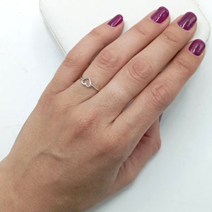 Anillo liso de plata de ley 925 bañada en rodio, grosor 1 mm, puesto en el dedo