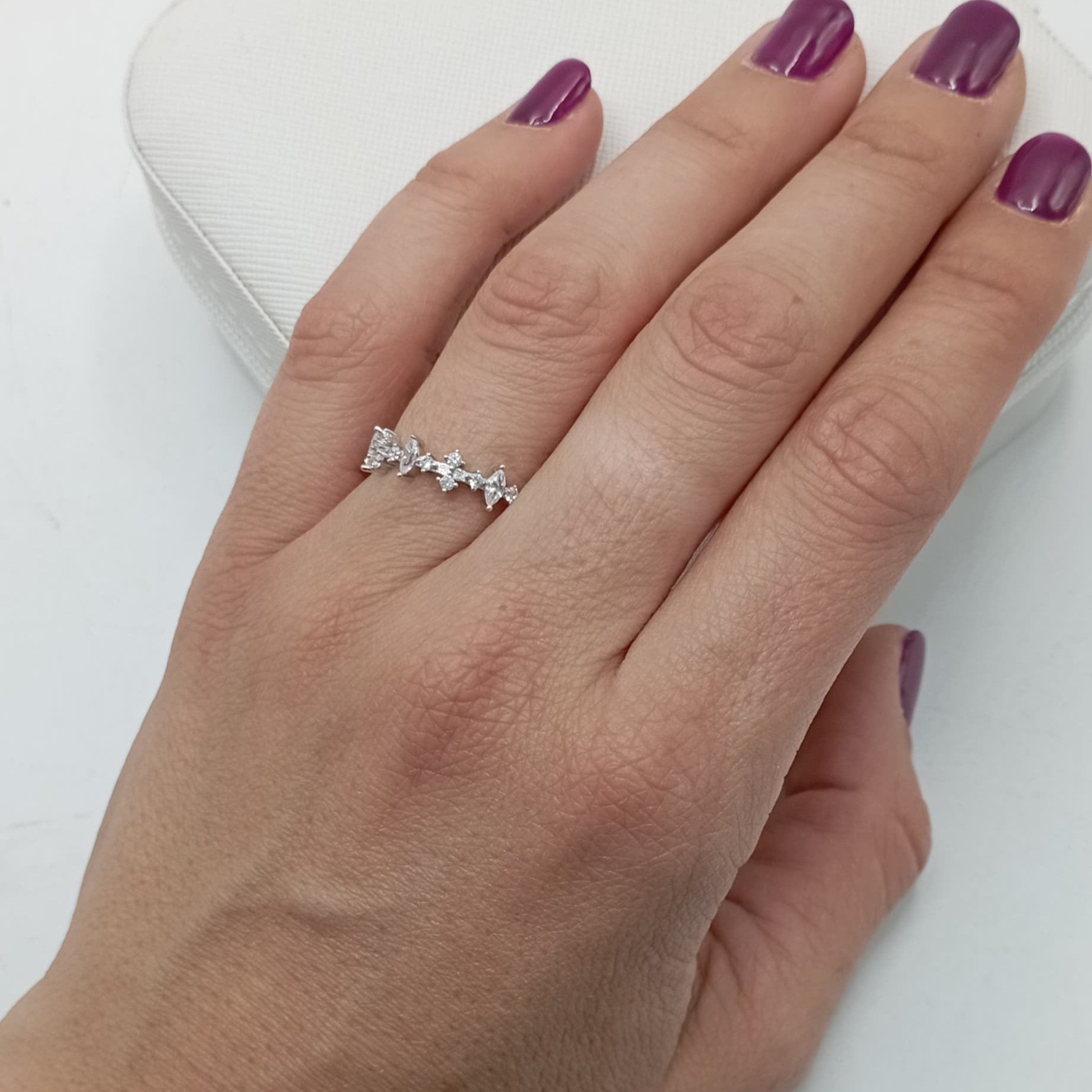 Anillo con circonitas escalonadas en plata de ley 925 bañada en rodio, puesto en el dedo