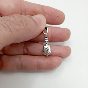 Colgante de plata de ley 925 en forma de maza, detallado con runas vikingas que representa a Mjolnir, el martillo de Thor vista de perfil