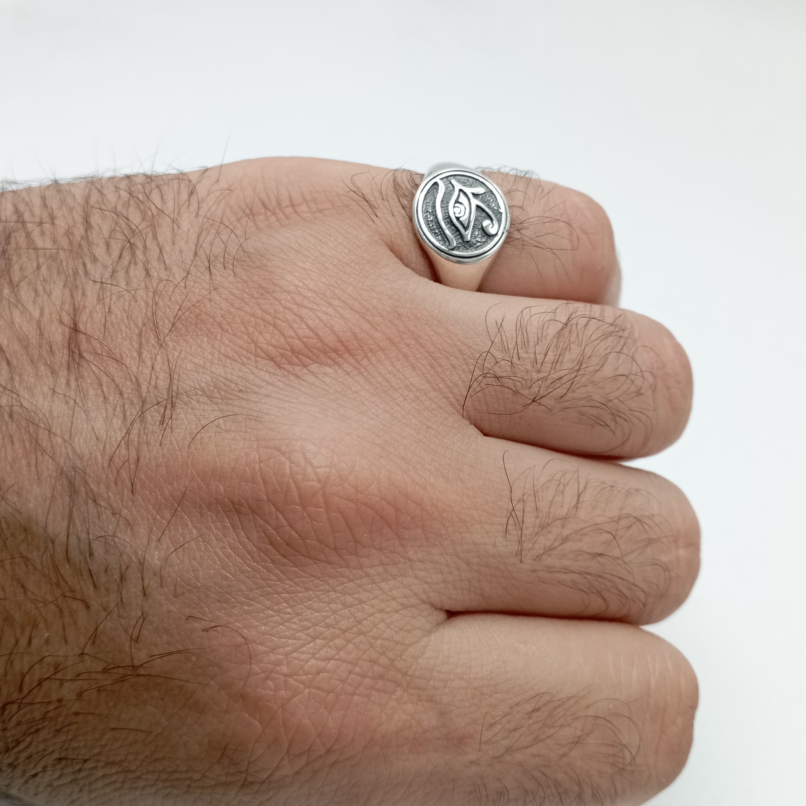 Anillo de plata de ley sello ojo de horus puesto en la mano