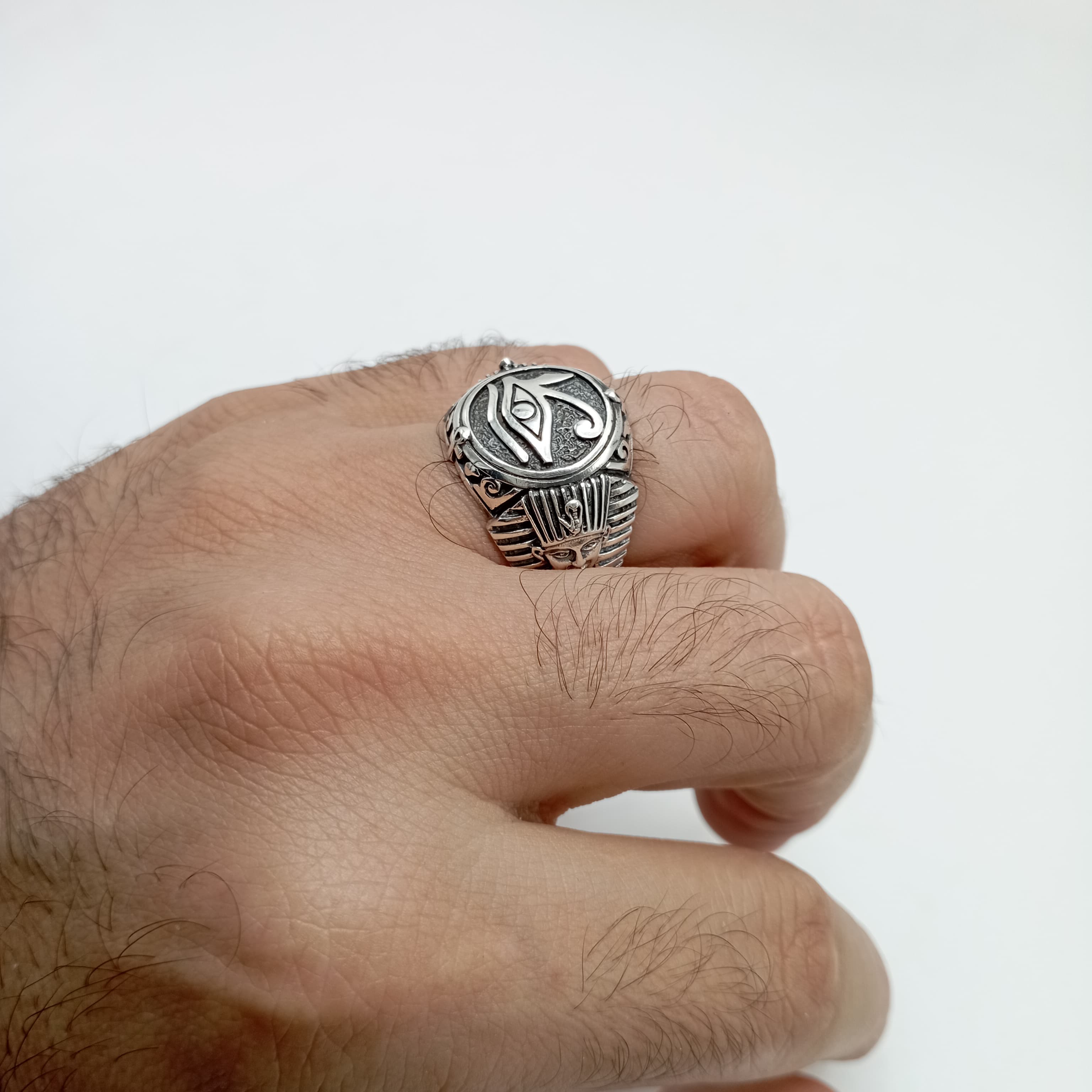 Anillo de plata de ley sello egipcio con faraón puesto en la mano