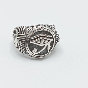 Anillo de plata de ley sello egipcio con el ojo de Horus en el centro
