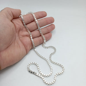 Cadena de plata de ley 925 malla veneciana box 5mm de ancho sostenida en una mano