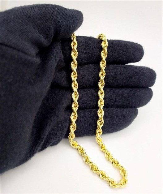 Cordón de oro de ley 9k de 60cm de largo hueco para hombre en mano