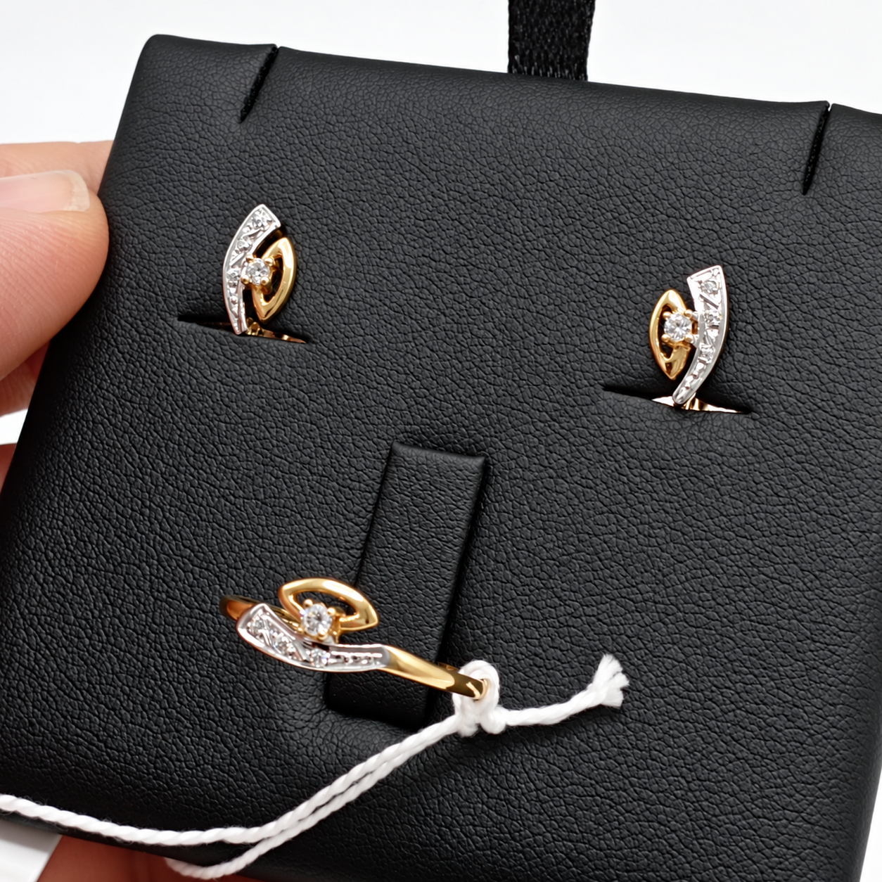 Conjunto oro comunión 20692, pendientes y anillo bicolor con circonitas en su tarjeta de presentación