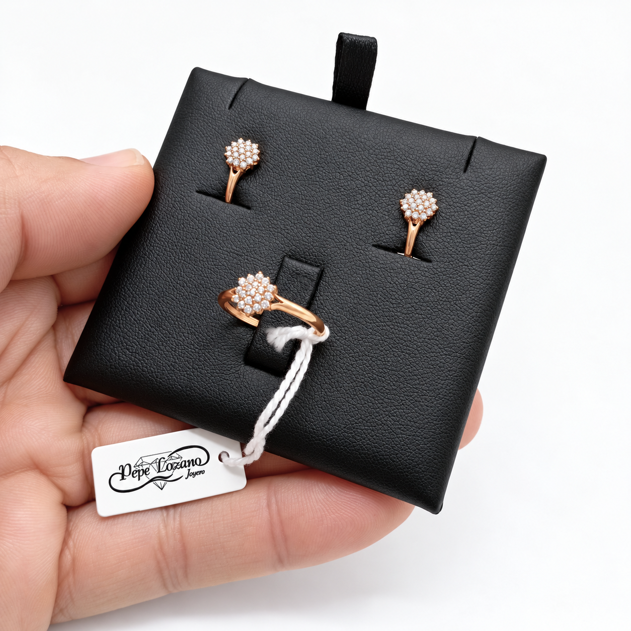 Oro 9k conjunto comunión 73-JUE-9K6994, pendientes y anillo con rosetón de circonitas en su tarjeta de presentación