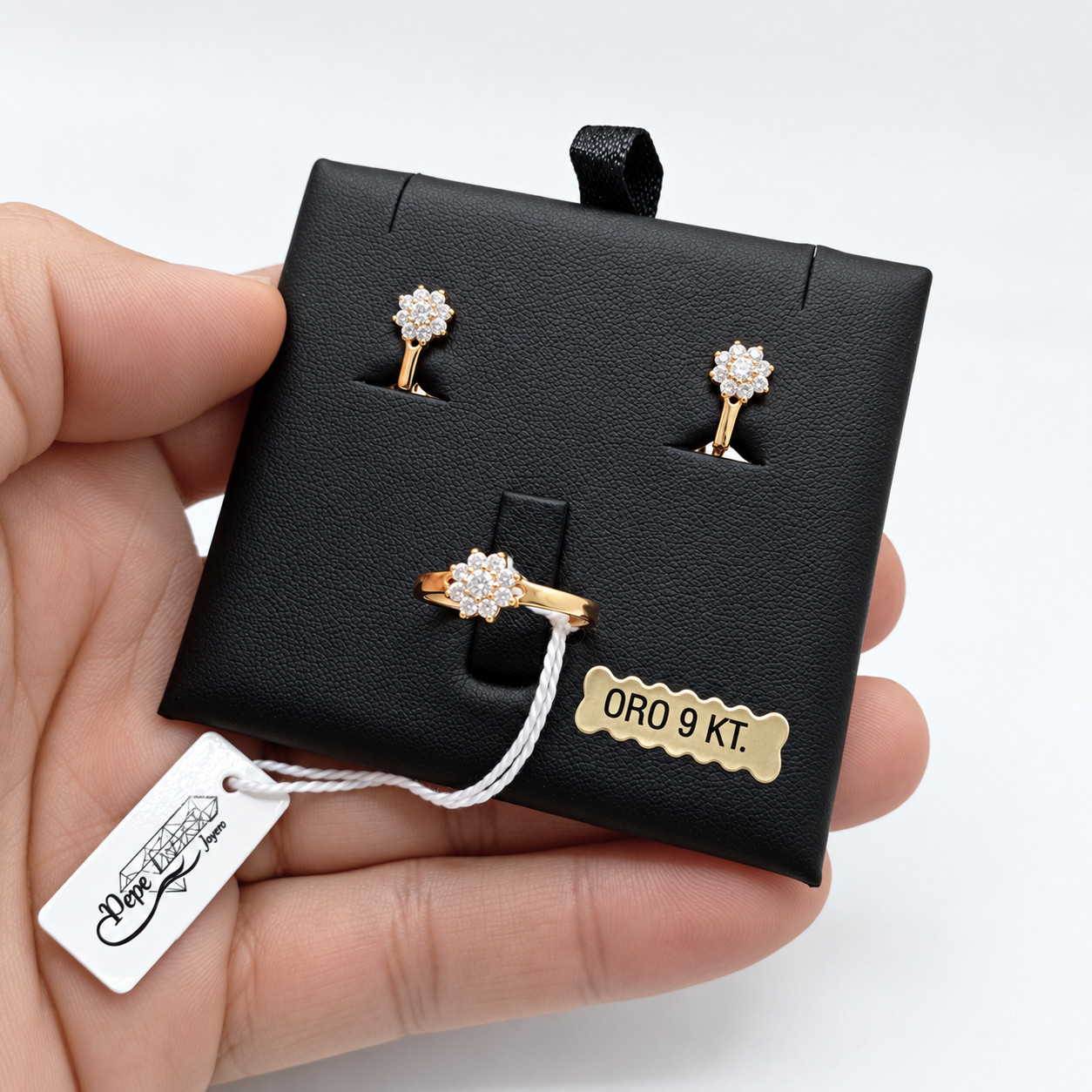 Conjunto de comunión en oro 9k con rosetón de circonitas, pendientes y anillo en su tarjeta de presentación