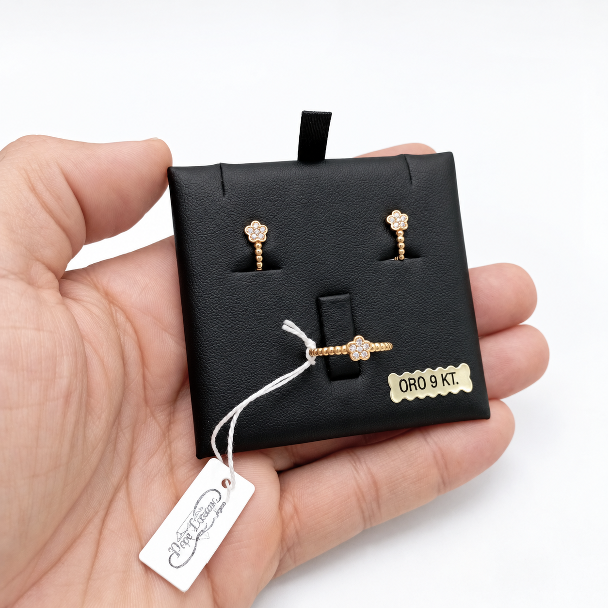 Conjunto de oro de 9 quilates rosetón cierre catalán, pendientes y anillo en su tarjeta de presentación