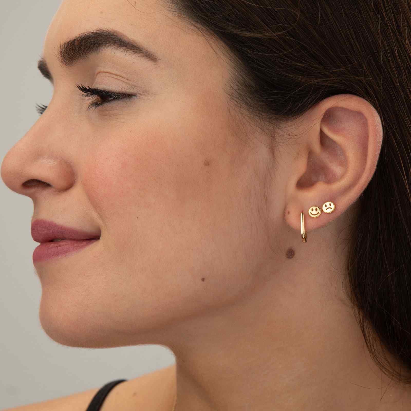 Modelo luciendo pendientes feliz smiley - 10 * 5 mm - plata bañado oro