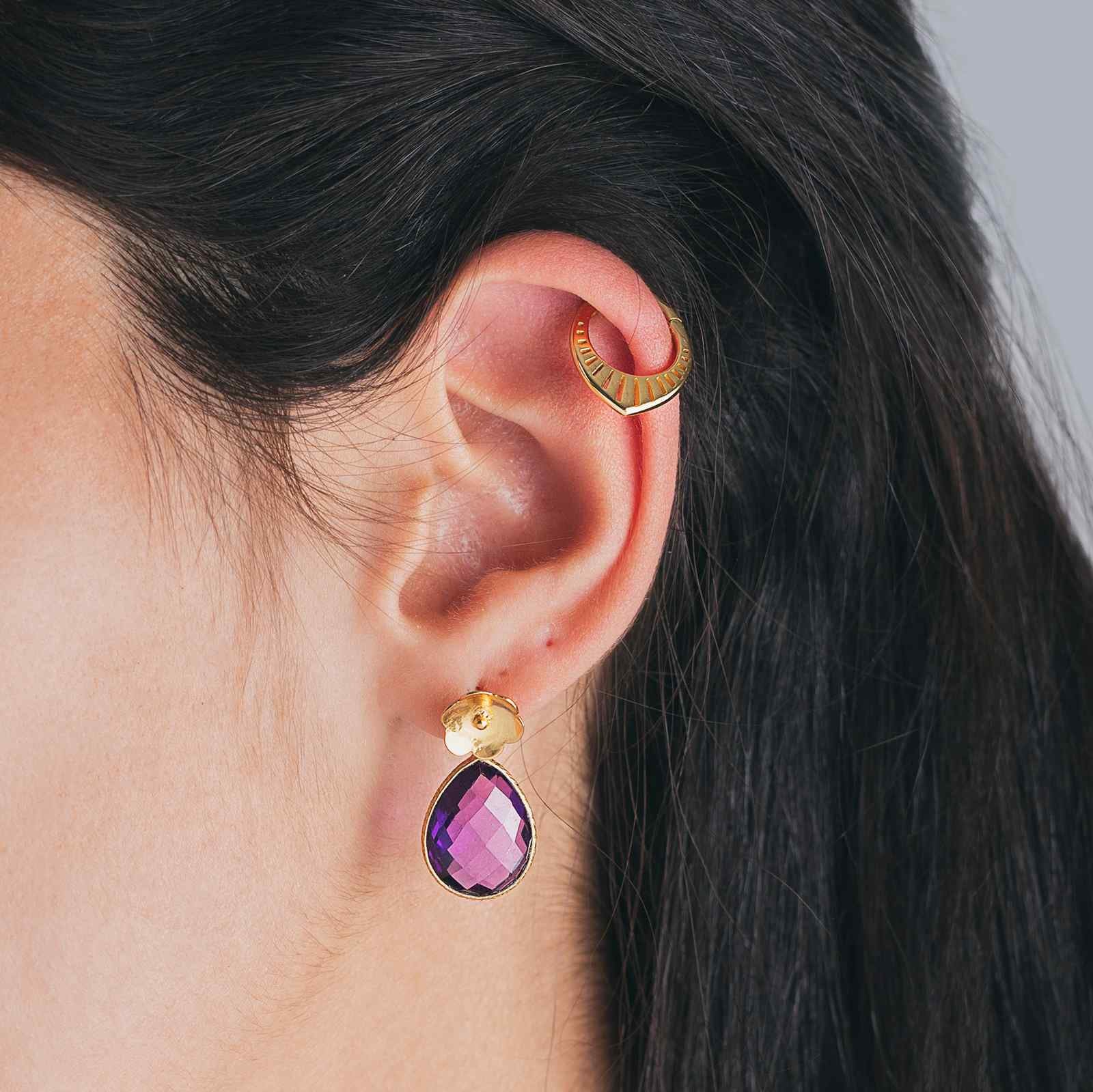 Modelo luciendo pendientes aro - 17 mm - plata bañado oro