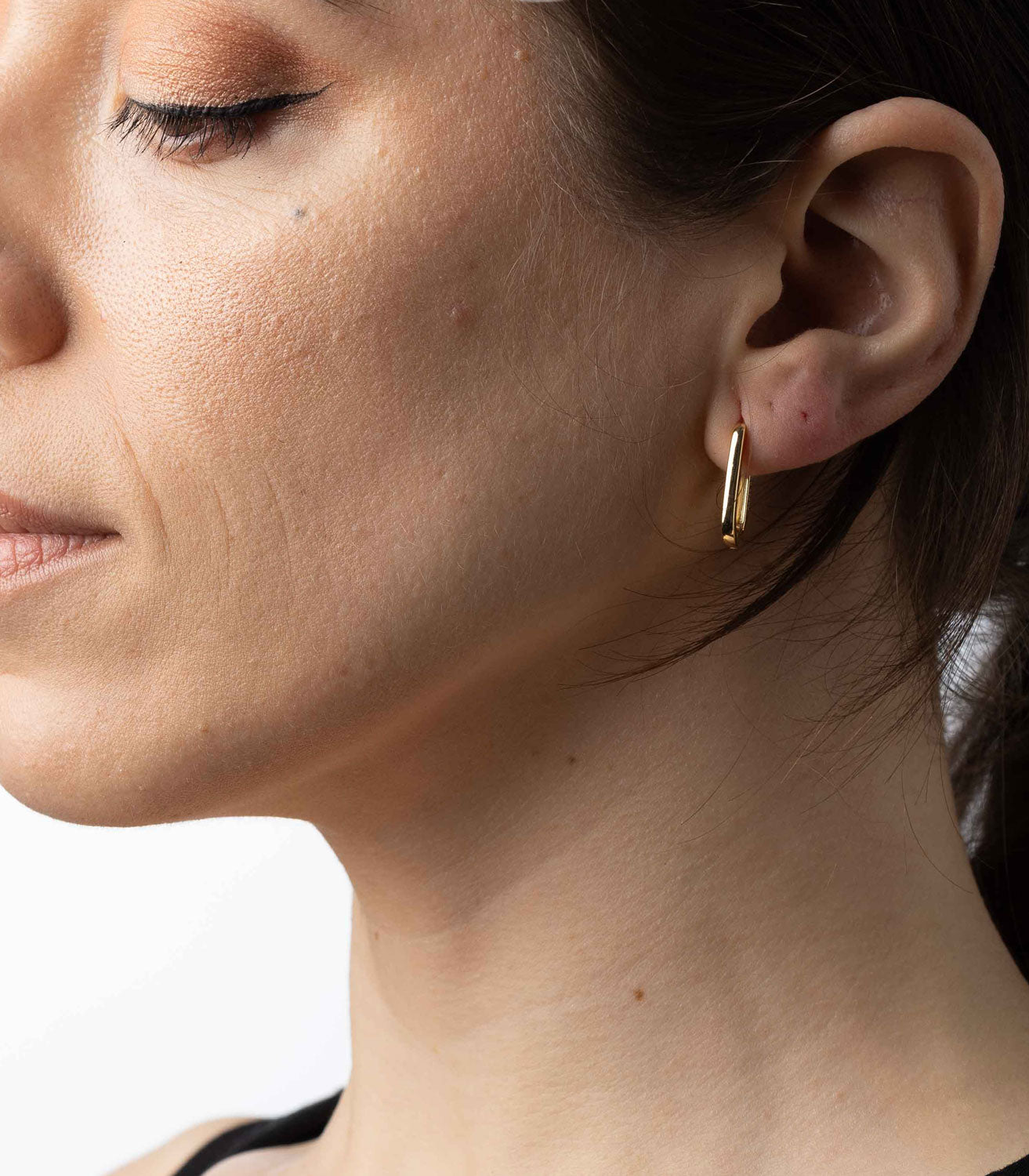 Modelo luciendo pendientes aro rectangle - 19 mm - bañado oro