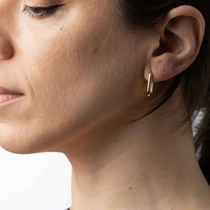 Modelo luciendo pendientes aro rectangle - 19 mm - bañado oro